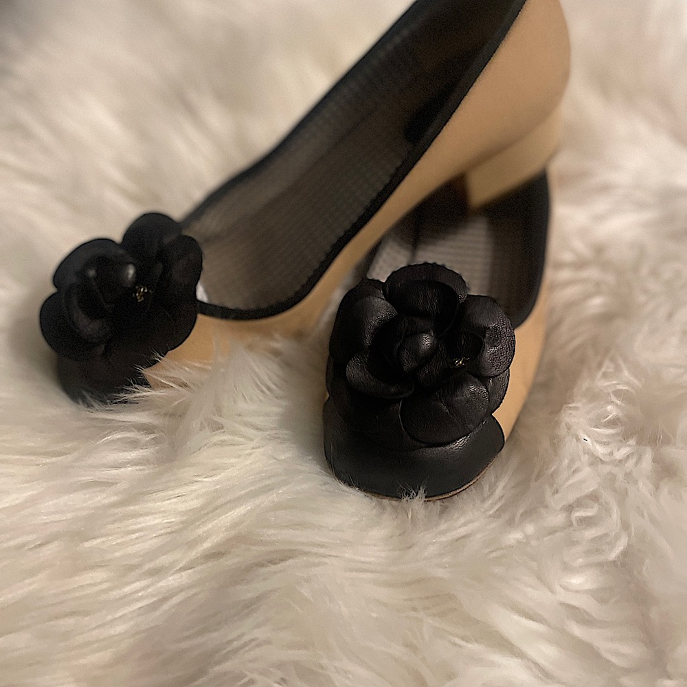 COPY - Chanel Vintage two-tone camellia shoes size 39 (8.5 US)